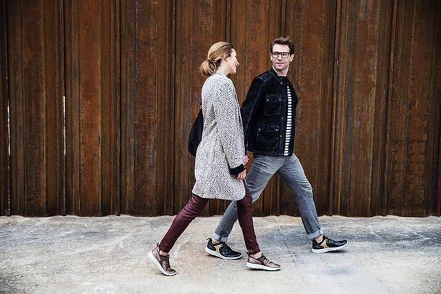 女生的包包看起来不是非常重的话,你最好不要主动去帮女生拿包